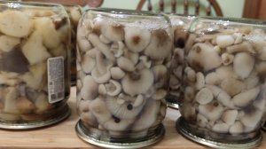Маринованные опята и немного белые. Супер маринад, заготовки на зиму.