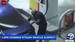 Автоугонщик в США заправился прямо во время погони и смог скрыться