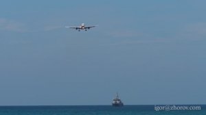 Боинг 757 авиакомпании Azur Air заходит на посадку в аэропорт Пхукет со стороны Андаманского моря.