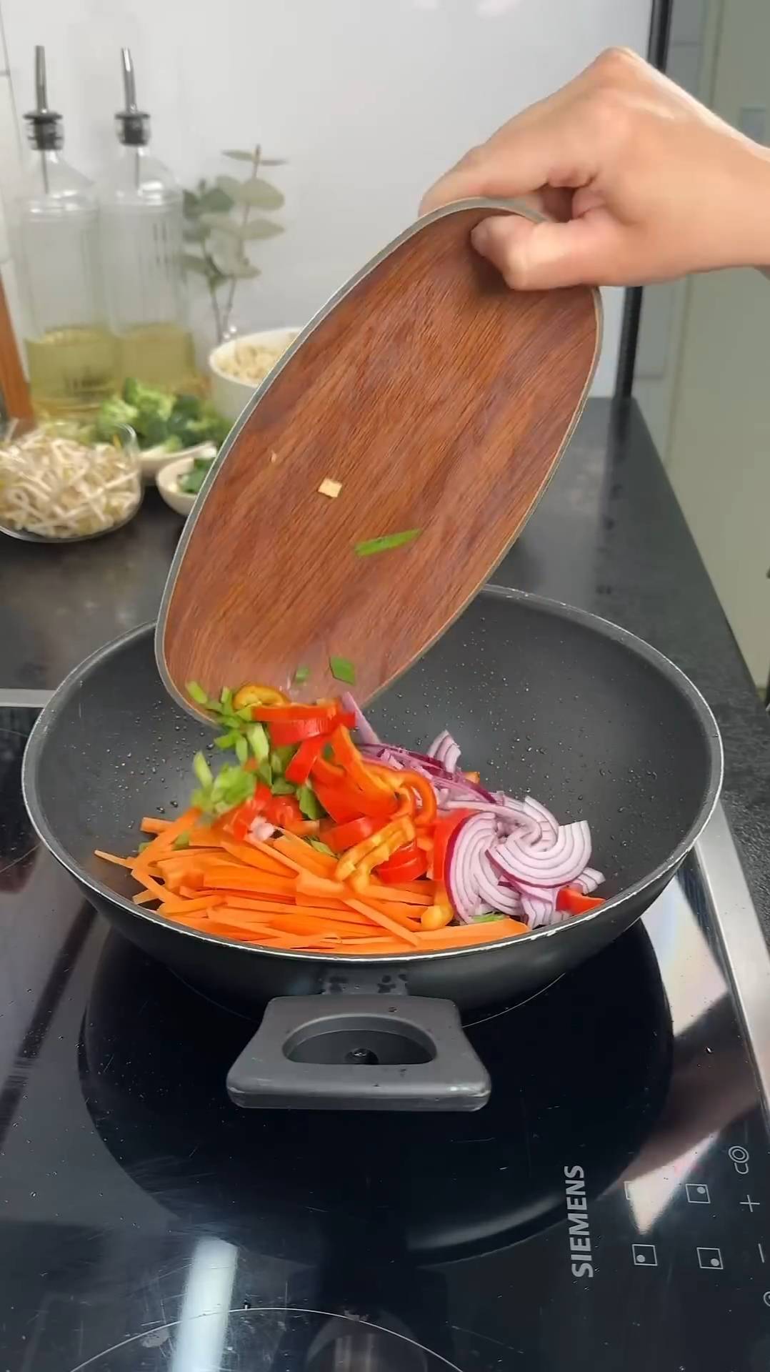 Лапша с курицей и овощами смотреть онлайн