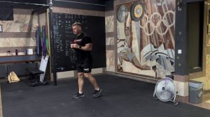 Выпады стоя на месте с шагом назад| Alternating reverse lunges