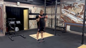 Сгибание рук с резиной стоя|Banded biceps curls