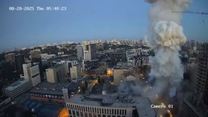 Момент прилета сразу двух баллистических ракет в одну точку. Киев