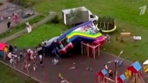 В Уфе порывом ветра снесло батут, на котором находились дети