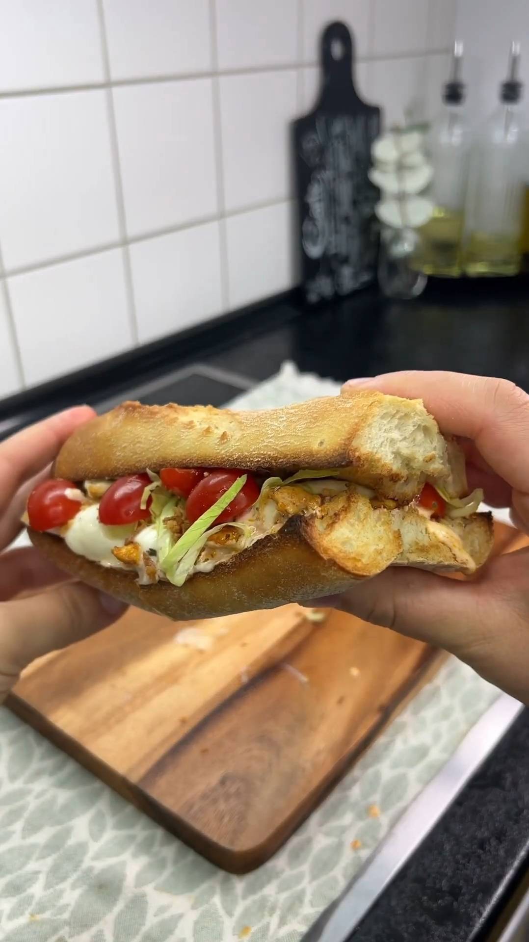 Сочный сендвич с курицей смотреть онлайн