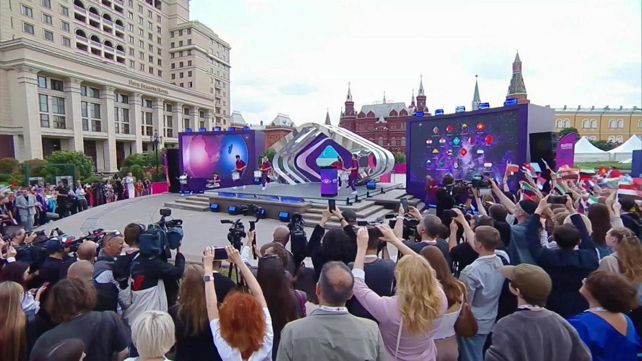 В мире растет интерес к конкурсу "Интервидение", который состоится через три недели в Москве