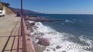 Алупка. Пляж Южнобережный. Шторм. Ещё можно отдохнуть
