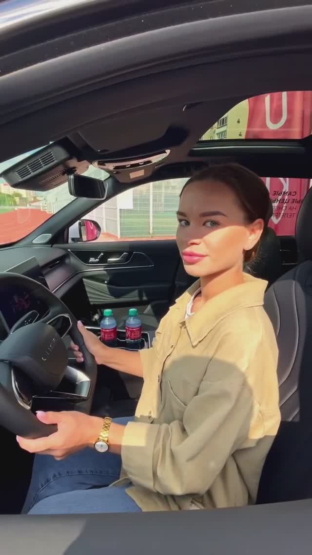 Красивая девушка в Chery TIGGO 9 смотреть онлайн