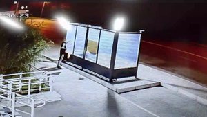 Красит остановку