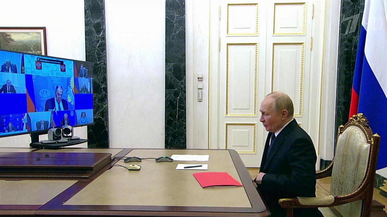 Владимир Путин провел совещание с постоянными участниками Совета безопасности России