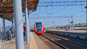 Новый Электро-поезд Финист в Санкт-Петербурге на станции Ленинский проспект и Старый Петергоф