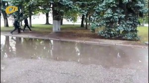 ЖИТЕЛЬ ЖЕЛЕЗНОГОРСКА ОБРАТИЛ ВНИМАНИЕ НА БОЛЬШУЮ ЛУЖУ НА ТРОТУАРЕ РЯДОМ С ГОРОДСКОЙ АДМИНИСТРАЦИЕЙ