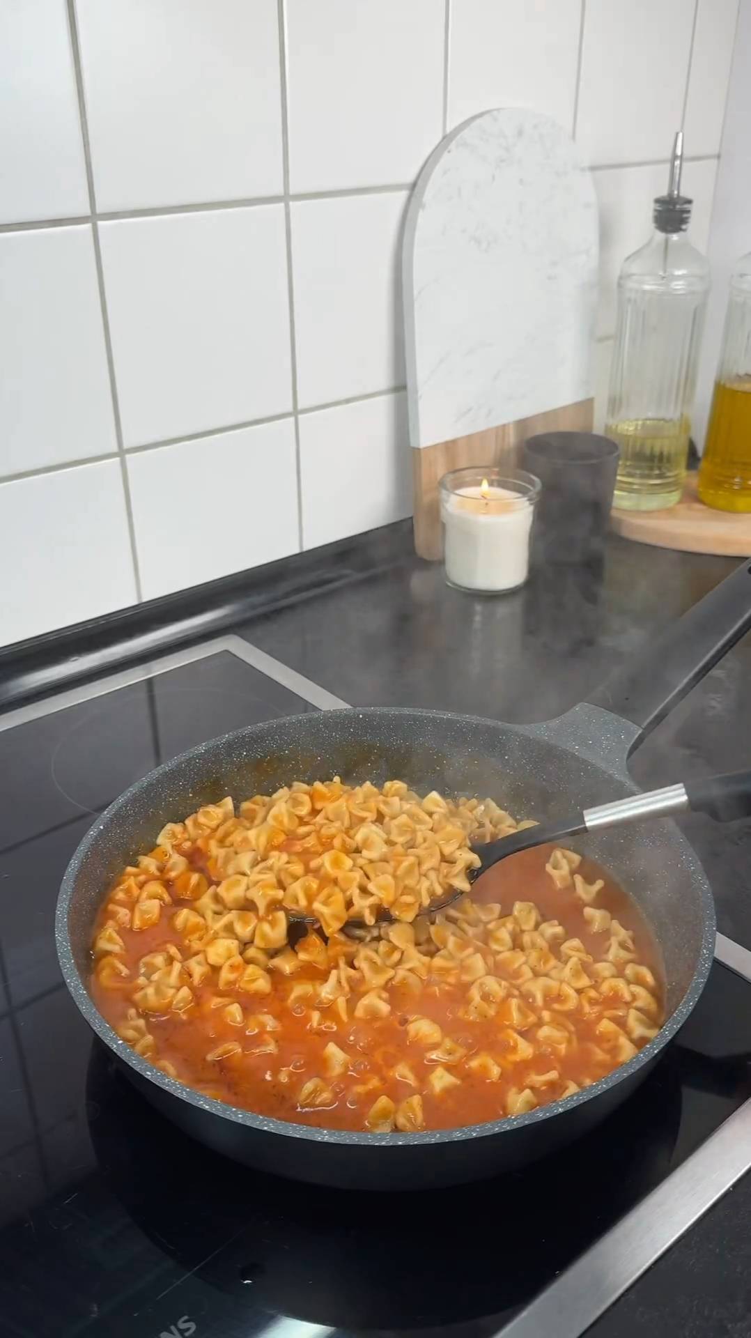 Необычные макарошки с соусом смотреть онлайн