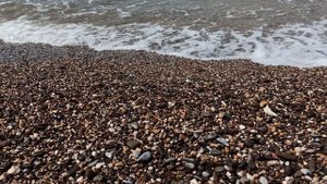 Море уже чувствует приближение осени. А отдыхающие просят: "ещё, ещё немножко! "))