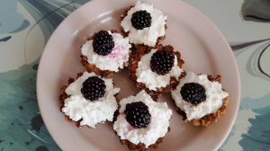 Рецепт пп-корзиночек из овсяных хлопьев с творожным кремом.