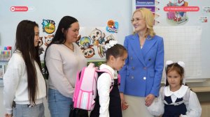Яровая подарила школьные наборы сёстрам из многодетной семьи в Петропавловске-Камчатском