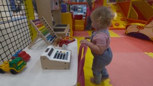Ева впервые посетила игровую комнату. Вика one показывает Еве игровую в торговом центре!