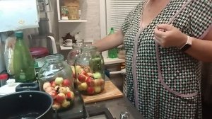 Делаю компот из яблок..