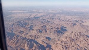 Подлетаем к Египту, синайские горы с высоты