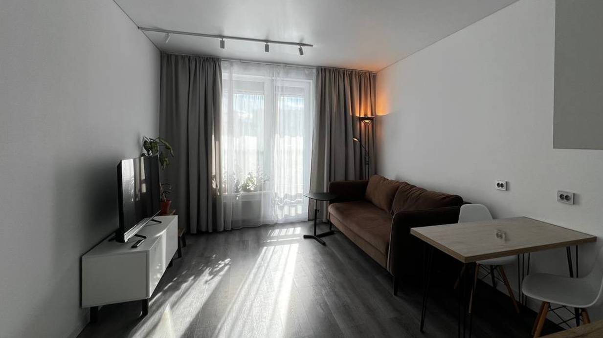 Сдаётся впервые стильная и просторная квартира-студия. смотреть онлайн