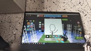 играем в игру Нарисуй или не рисуй в роблоксе