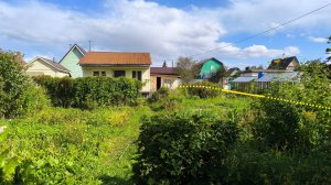 Крепкий кирпичный дом с баней на ухоженном участке