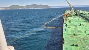 При ЧП в порту Новороссийска в море утекло около 30 кубометров нефти