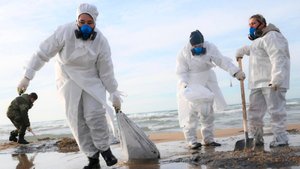 Масштабные работы по ликвидации последствий разлива мазута продолжаются в Керченском проливе