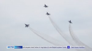 В Новокузнецке и Кемерове кузбассовцев поздравили знаменитые «Стрижи»