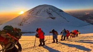 Группа Клуба 7 Вершин «Электролиты» совершила восхождение на вершину Эльбруса