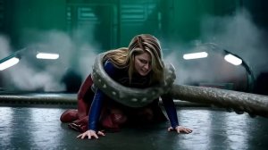 Супергёрл против инопланетного монстра с щупальцами