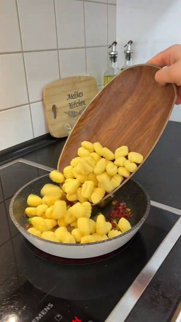 Круглые макарошки в соусе смотреть онлайн