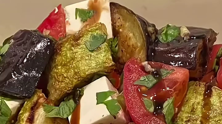 Хит сезона, Салат с баклажаном и кабачком...🥗🍆😋 Рецепт в описании ✍️