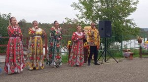 Песня "Родные люди" в исполнении народного коллектива "Русская песня"