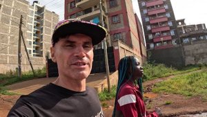 ЦИВИЛЬНЫЙ РАЙОН В НАЙРОБИ НЕПОДАЛЁКУ ОТ БЕДНОЙ МЕСТНОСТИ АФРИКА
