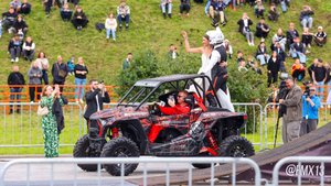 Лучшие райдеры команды FMX 13 взымывают в воздух. Фристайл мотокросс. Финал 2025. Дмитров.