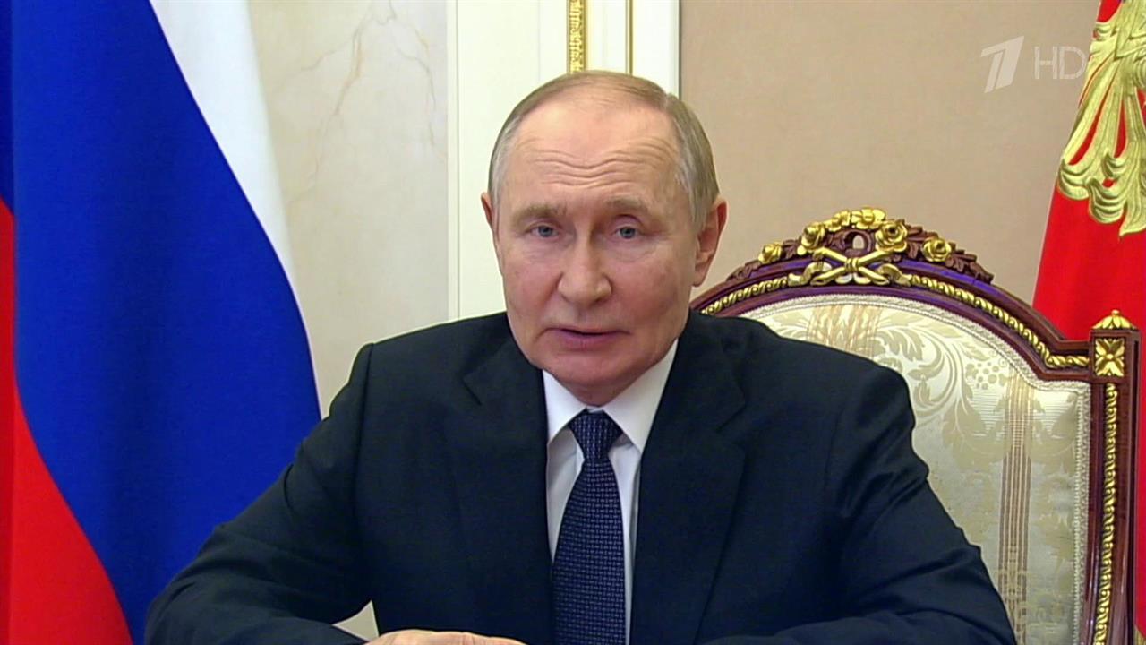 Владимир Путин из Кремля провел совещание с постоянными участниками Совбеза России