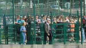 Тысячи бегут с Украины: зачем Зеленский разрешил молодежи покидать страну