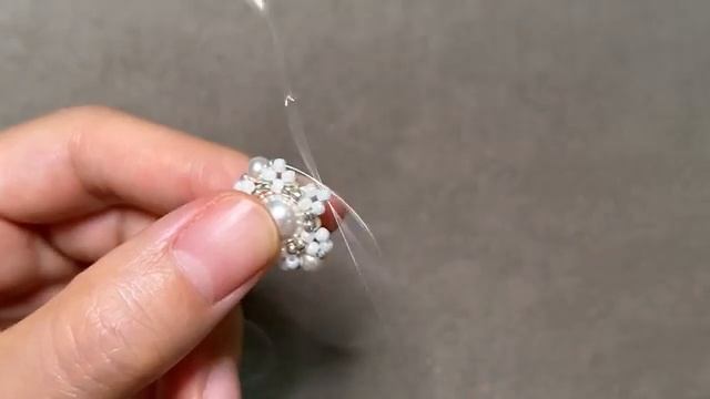 Классические серьги-гвоздики из бисера ”Купол" и кольцо из бисера с белым жемчугом. смотреть онлайн