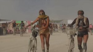 Женщина из Burning Man в центре Сан-Франциско