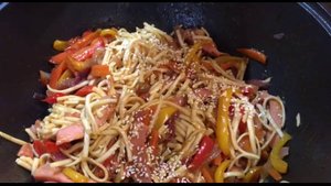 Домашний вок из сосисок с лапшой и соусом терияки