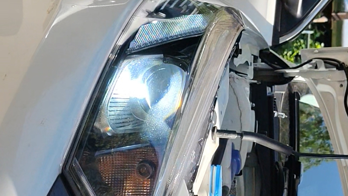 Замена ламп ближнего/дальнего света и габаритов Kaiyi e5 смотреть онлайн