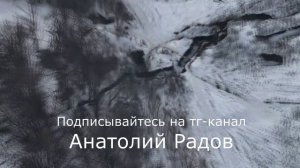 Архивное, но с юморком. ВСУшники бегут из блиндажа, в который прилетел дрон.