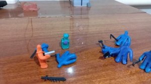 оранжевый чел VS синяя армия