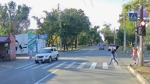 Негодяй проезжает на красный сигнал чуть не по пешеходам. Донецк 2025г.
