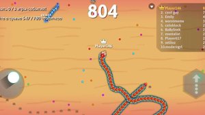 Играю в Snakes.io я самый Жирный червь