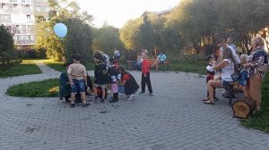 VID_20250828_184428 сквер Этюд. Аниматор развлекает детей.