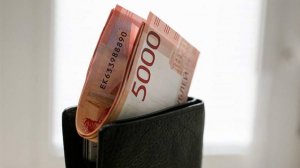 Рост номинальных зарплат в России начал замедляться впервые с пандемии