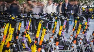 В Москве наказали подростков, впятером катавшихся на электросамокате