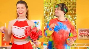 Бедная популярная чирлидерша vs богатая непопулярная чирлидерша